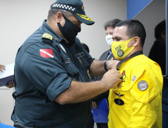 Comandante-Geral entrega Medalha do Mérito Tiradentes para autoridades do Detran  