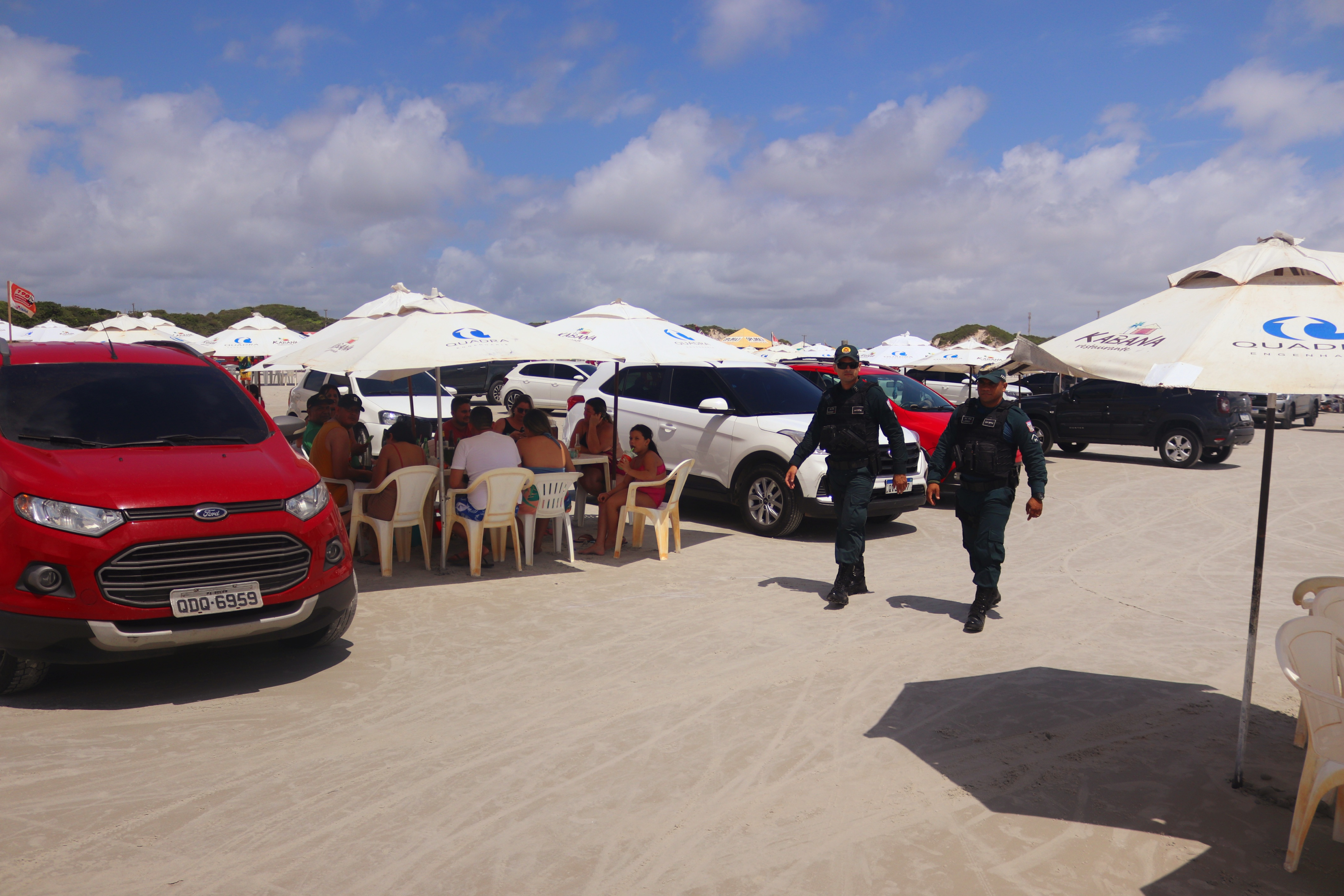 Policiamento a pé na praia 