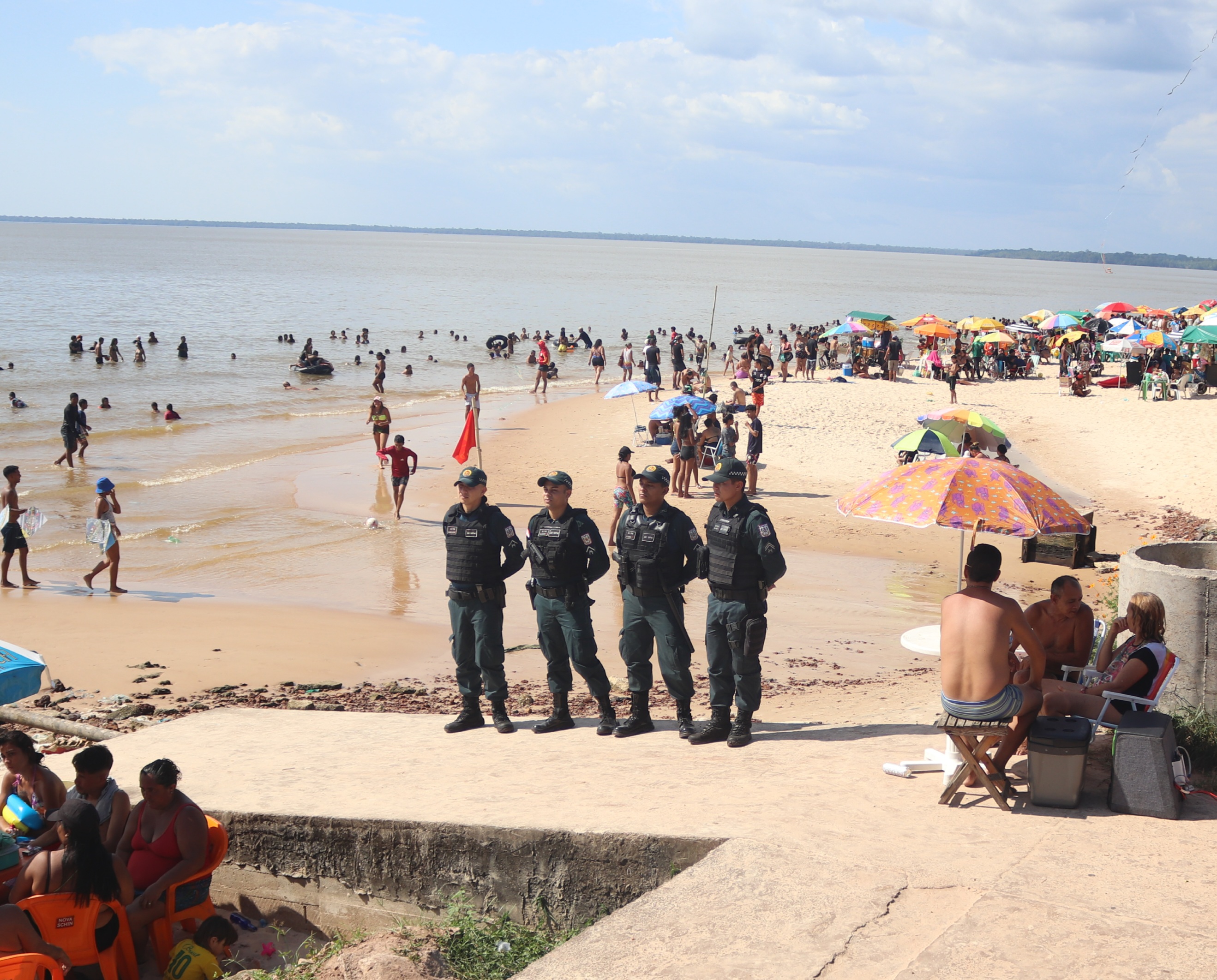 Quarteto de PMs na Praia de Outeiro 6