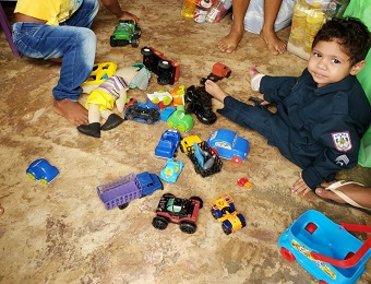 Com sonho de ser policial militar, criança recebe doações da PM em Paragominas