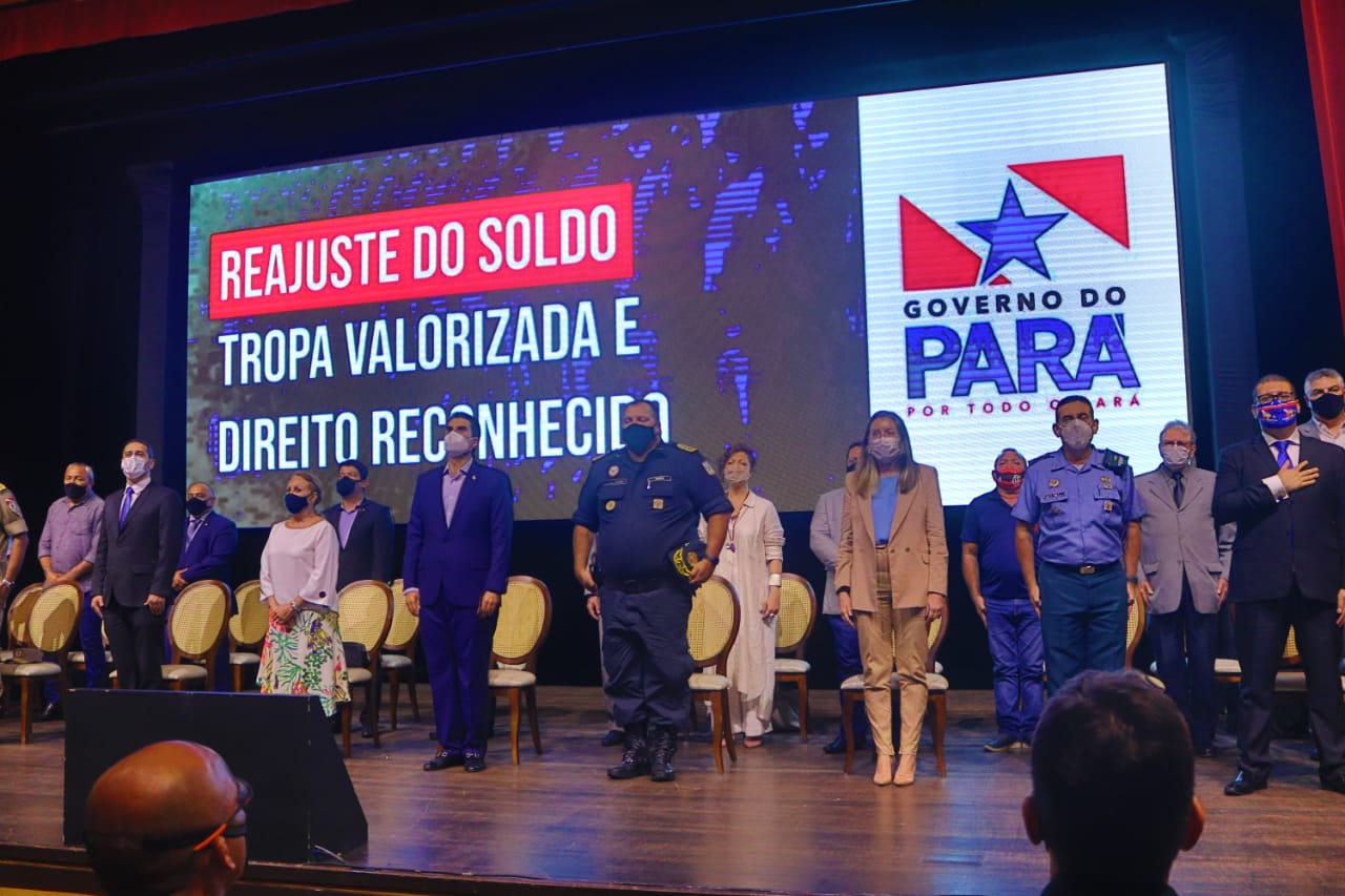 Governador e membros da cúpula da segurança pública em evento.