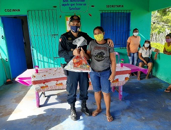 PM entrega cestas de alimentos para comunidade carente de Soure