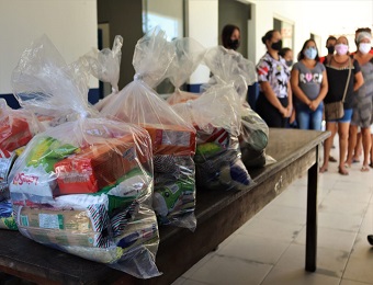 Alunos do projeto PMZito recebem cestas básicas em Salinas